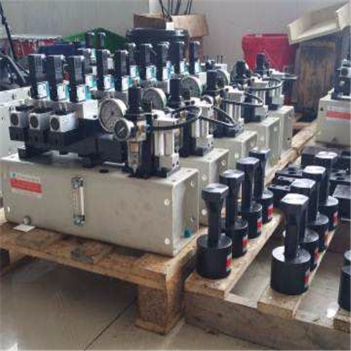 液压锁模系统图片