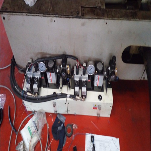 液压锁模系统图片