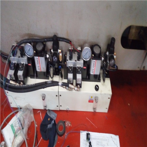 液压锁模系统图片